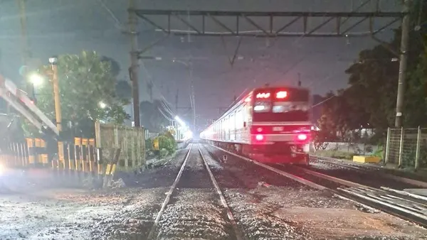 Foto: KAI Daop 1 Jakarta memperbaiki geometri perlintasan sebidang dekat Stasiun Sudimara yang rusak. Perlintasan akan ditutup selama perbaikan tiap malam