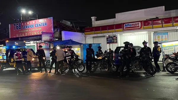 Brimob Batalyon C Pelopor Satbrimob Polda Metro Jaya menangkap lima pelajar hendak tawuran di Tangsel.
