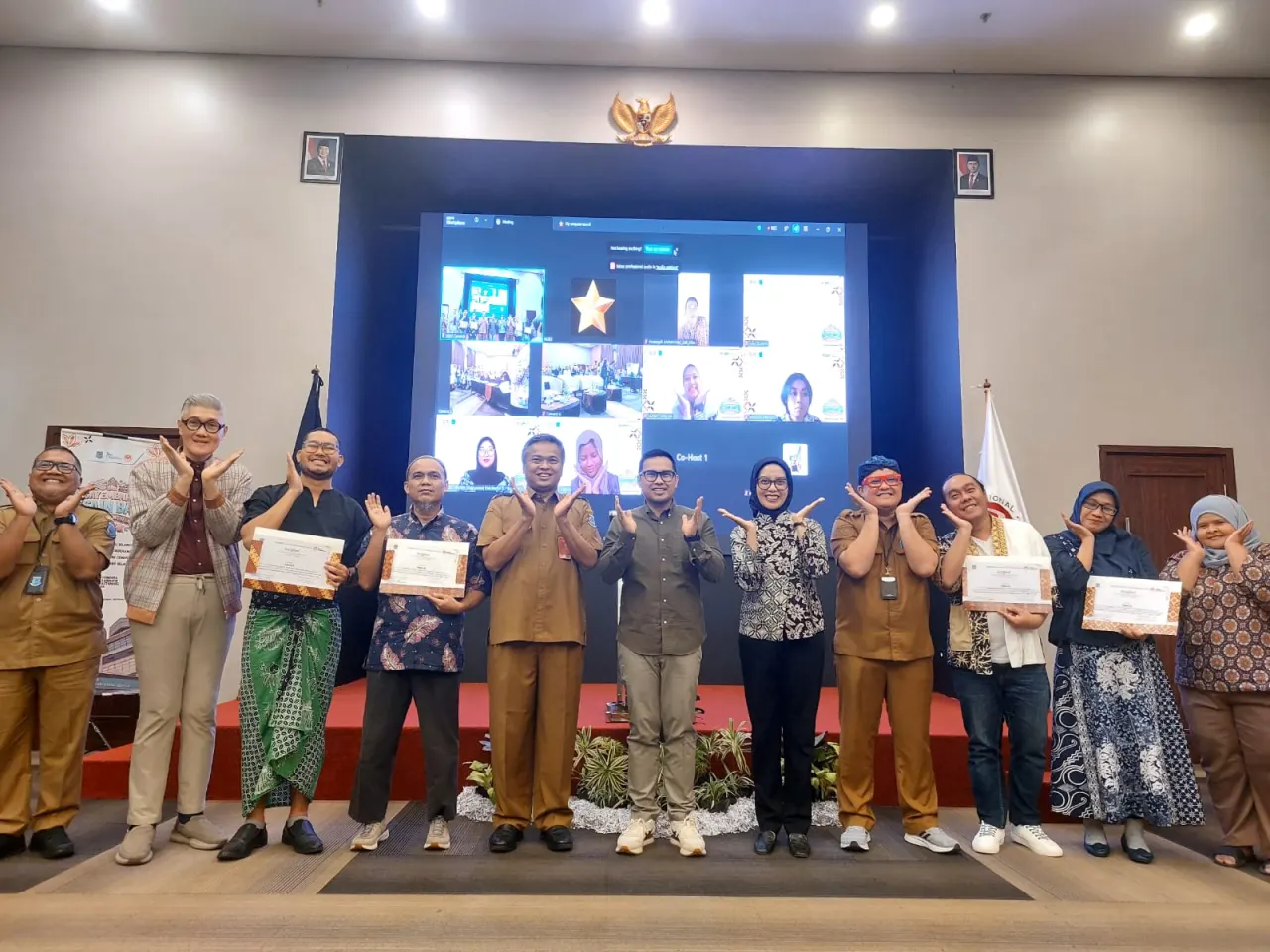 SAYEMBARA BATIK. Wakil Wali Kota Tangsel, Pilar Saga Ichsan bersama Ketua Dekranasda Tangsel RR Truetami Ajeng bersama para finalis dalam ajang grand final Sayembara Batik Tangsel